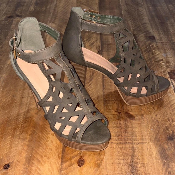 Elegant Olive Cutout Women's Heels - Picture 2 of 8